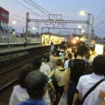 2013-08-15 18-44-49花火大会の日の六郷土手駅