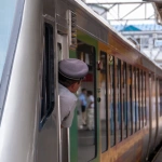 2011-07-16-11-12-05青森駅から発車するリゾートあすなろと車掌