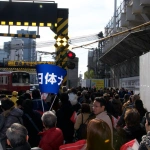 2008-01-03 12-53-23箱根駅伝と京急蒲田駅の踏切