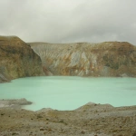 2007-08-04 14-28-21群馬草津町の白根山の湯釜