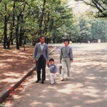 1987-05-04 公園の木漏れ日の中を歩くおじいちゃんとおばちゃんとCOTA