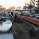 2007-12-24 15-59-38聖橋と丸の内線と中央線の車両と御茶ノ水駅、秋葉原の街並み