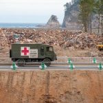 2011-05-07-17-17-23 東日本大震災で被災した場所で活躍する自衛隊の災害派遣隊の車 三陸鉄道 田老駅前