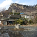 2008-02-10 14-27-39岩舟山と民家