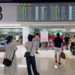 2022-08-26 16;01 羽田空港 第1ターミナル 到着を待つ人々