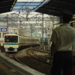 2005-07-06 15-27-15 本厚木駅で駅員のバイトをする友達を撮影（駅貼り付けポスター用）