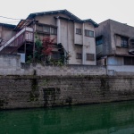 2011-12-10-15-24-36麻布の川からみる街並み