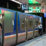 2016-08-14-22;32 台湾 台北市 臺鐵松山車站 區間車と車掌