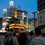 2024-07-20 18;58 蒲田駅西口 御園神社の神輿とJR蒲田駅前のロータリー