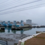 2012-08-13-06-00-38津波で破壊された水門と港の遠景