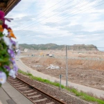 2011-05-07-16-40-57 東日本大震災の津波で被災した田老駅前と田老駅の花