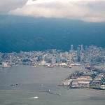 2016-09-23 11;04 神戸の港の街並みと六甲山 上空