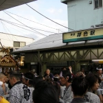 2007-06-10 17-25-45蔵敷駅前を通る六郷神社の御輿