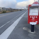 2021-12-26 15;43 糸田町 糸田駅近くの郵便局のクリスマス装飾されたポスト