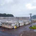 2017-08-14 13;55 田老 旧堤防から望む仮設住宅とさらに高い新堤防