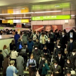 2020-02-25 18;18 渋谷駅 マスクを一斉につけ始めた人々