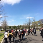 2014-04-05 10-47-42 皇居の花見解放で混雑する丸の内口