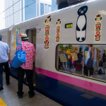 2012-08-12-09-07-56東京駅 アロハシャツを着た新幹線の清掃員