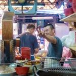 2016-08-15-12;49台湾 台北市中正區重慶南路 老牌牛肉拉麵大王 店員さんのピース