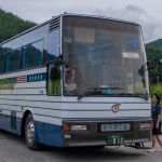 2012-08-13-12-12-35元鵜住居駅付近に停車中の岩手県交通のバス