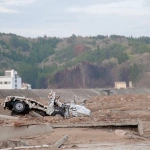 2011-05-07-16-50-15 東日本大震災の津波で被災した三陸鉄道 田老駅前と車