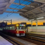 2022-01-05 17;09 梅屋敷駅 通過する電車と遠方に見える富士山