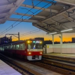 2022-01-05 17;09 梅屋敷駅 通過する電車と遠方に見える富士山