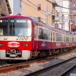 2010-05-16-05-56-59 羽田空港駅国際線ターミナル駅開業ラッピングをまとった上り線高架化後の羽田空港行き快特の一番電車