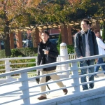 2004-11-21 11;41;36 山下公園を歩くCOTA