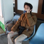 2008-02-10 16-52-34岩舟駅のベンチで缶コーヒーを飲むCOTA