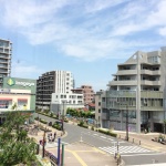 2014-05-03 12-18-31花小金井駅 右下に小さく背中が写っているのがおじいちゃんとおばあちゃん