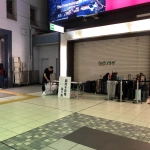 2018-09-15 18;47 品川駅 訪日外国人客の増加でロッカーが溢れ、開設された臨時手荷物預かり所