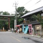 2007-07-29 13-25-26鷲宮神社の参道と鳥居