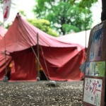 2019-05-04 14;15 新宿 花園神社 劇団唐組「ジャガーの眼」 看板と紅テント