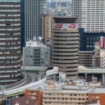 2017-06-11 11;43 梅田 ビルを貫通する阪神高速道路