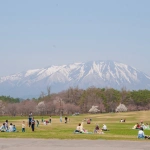 2010-05-05-11-59-30怖い農場の野原でくつろぐ人々