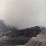 1982-12-01 群馬県吾妻郡草津町 草津白根山 湯釜とおじいちゃん