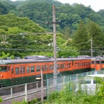 2008-06-21-15-19-21 川原湯温泉駅で行き違いを行う吾妻線の電車