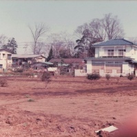 1978-01-01 花の家 畑から見た旧母屋と最初の造成地にできた家屋