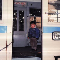 1987-12-17 野毛山動物園内の路面電車に乗るCOTA