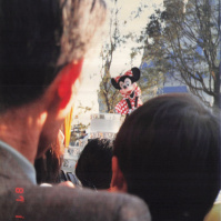 1987-11-10 ディズニーランドでおじいちゃんとパレードを見る