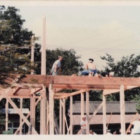 1979-10-18 花の家 建築中・上棟式直前の2階を作る大工