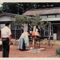 1979-08-01 花の家 建築前に旧母屋前で一礼する神主と見守るおじいちゃん