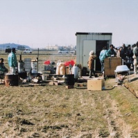 2004-02-08 本埜村 白鳥を見る人たちと地元の方々