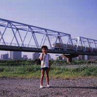 1991-07-28 多摩川の京急の鉄橋前に立つCOTA