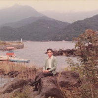 1983-10-01 山梨県南都留郡富士河口湖町 奥河口湖(シッコゴ公園付近？)に座るおじいちゃん