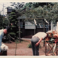 1979-08-01 花の家 建築前の地鎮祭で頭を下げるおじいちゃん