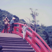 1992-05-01 日本庭園の橋に立つCOTA