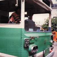 1988-05-14 公園のバスを運転するCOTA