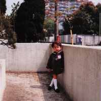 1989-03-24 実家の前で幼稚園の制服を着たCOTA